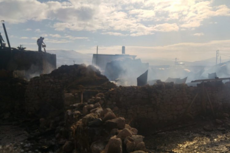 Evde &ccedil;ıkan yangın, bitişiğindeki 5 ev ve ahıra da sı&ccedil;radı