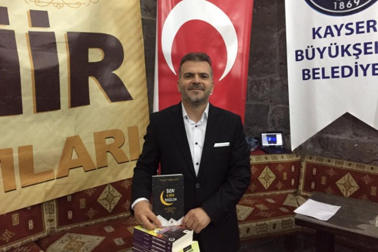 Yusuf Yeşilkaya yeni kitabını imzaladı
