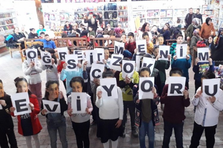 &Ouml;ğrencilerden &ouml;ğretmenlerini duygulandıran s&uuml;rpriz