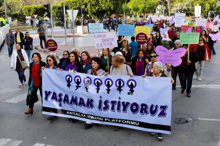 Kadınlar şiddete karşı y&uuml;r&uuml;d&uuml;