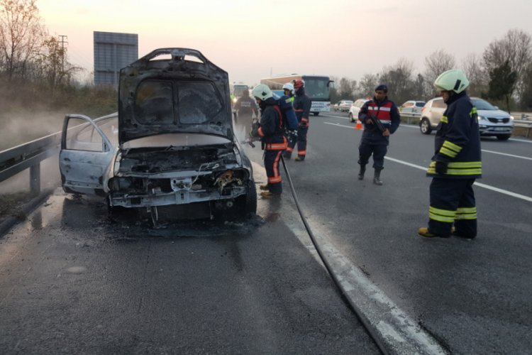 Otomobil yandı otoyol trafiğe kapandı