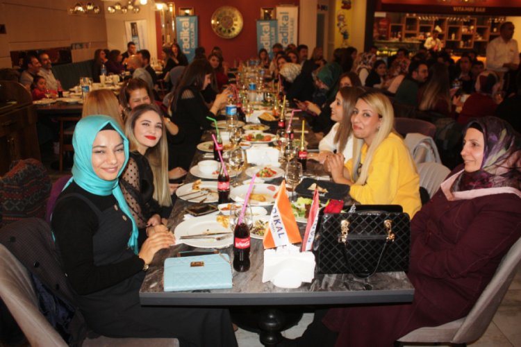 &Ouml;ğretmenler, kendi g&uuml;nlerini halay &ccedil;ekerek kutladı