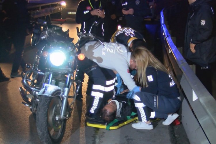 Motosikletiyle bariyere &ccedil;arpan s&uuml;r&uuml;c&uuml; yaralandı