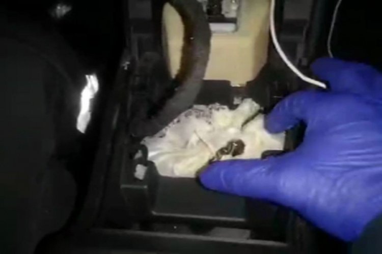 L&uuml;ks otomobilin vites zulasından uyuşturucu fışkırdı