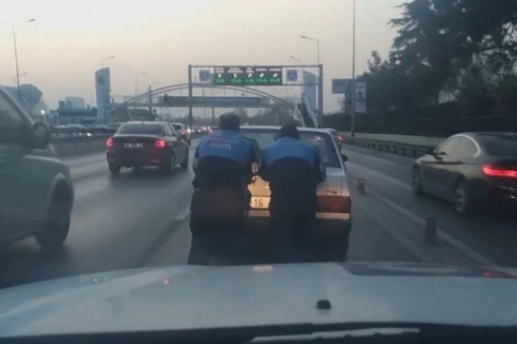 Bursa Acemler Kavşağı'nda yolda kalan otomobili zabıtalar kurtardı