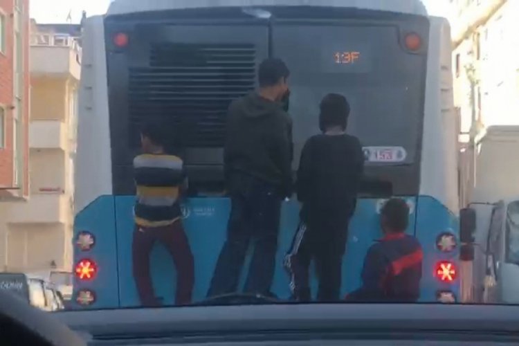 &Ccedil;ocukların otob&uuml;s arkasında &ouml;l&uuml;me yolculuğu