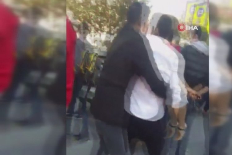 Şof&ouml;r kavgayı ayırmayanlara kızdı, otob&uuml;s&uuml; durdurdu