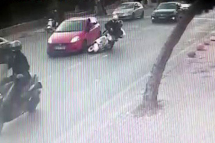 Kontrols&uuml;z şerit değiştiren s&uuml;r&uuml;c&uuml; az kalsın motosikletlinin &ouml;l&uuml;m&uuml;ne neden olacaktı