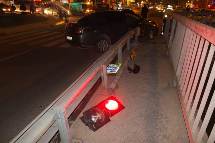 Kavşakta 2 otomobil &ccedil;arpıştı: 3 yaralı