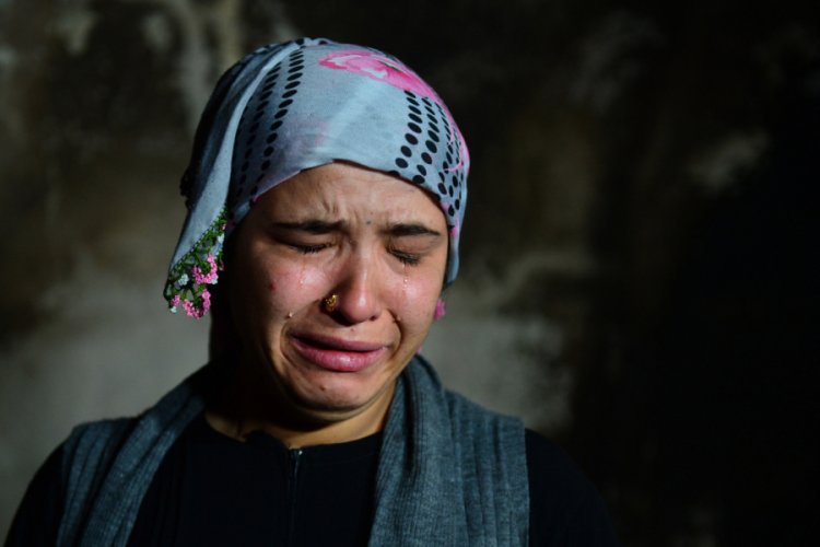 Evi yanan 3 &ccedil;ocuk annesi g&ouml;zyaşlarına boğuldu