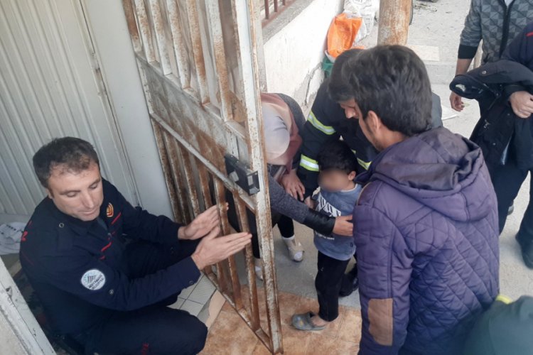 Evde yalnız bırakılan &ccedil;ocuğun başı demir korkuluğa sıkıştı