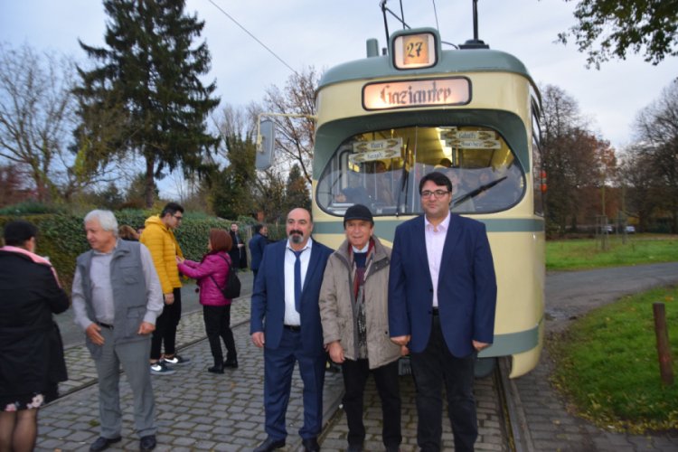 Tramvayda &ccedil;iğ k&ouml;fte ve baklava partisi