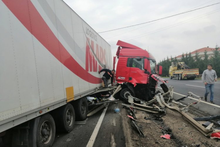 TIR bariyerlere &ccedil;arptı; S&uuml;r&uuml;c&uuml; yaralı