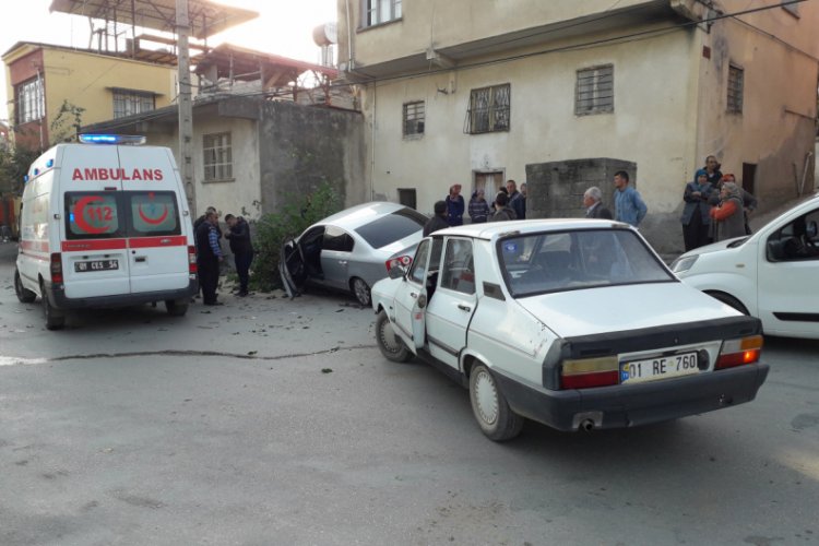 Otomobiller kafa kafaya &ccedil;arpıştı