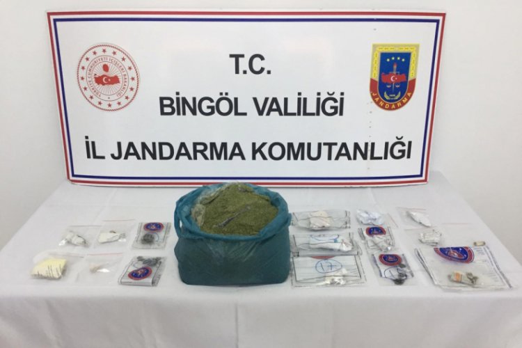 Araziye gizlenen toz esrarı narkotik k&ouml;pekleri buldu
