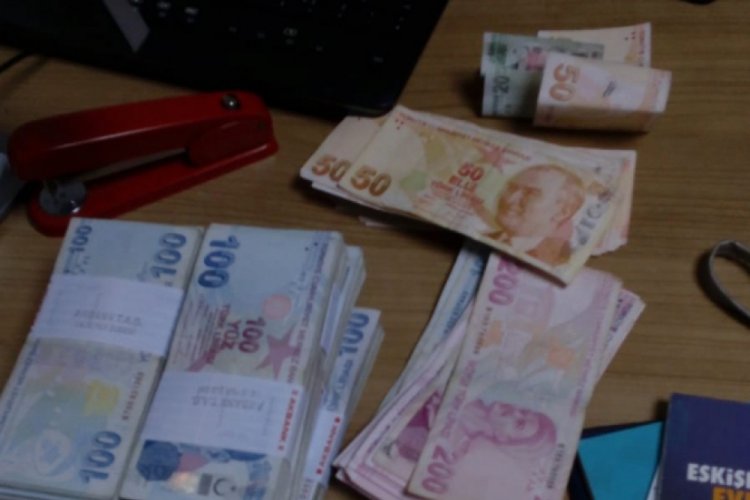 İ&ccedil;erisinde binlerce lira olan &ccedil;anta sahibine teslim edildi