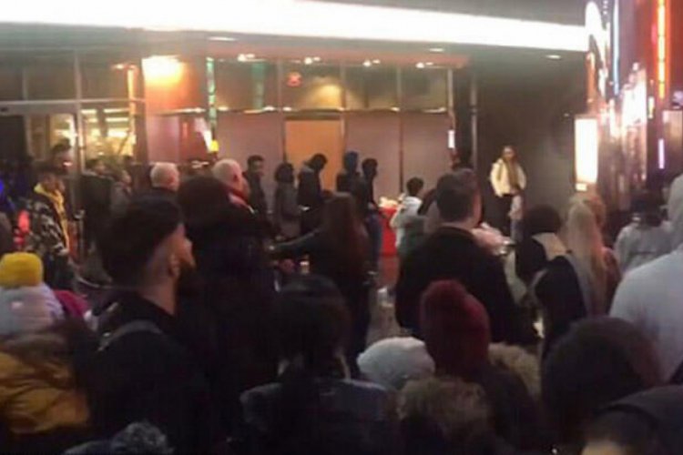 G&ouml;steriminde bı&ccedil;aklı kavga &ccedil;ıkan film yasaklandı