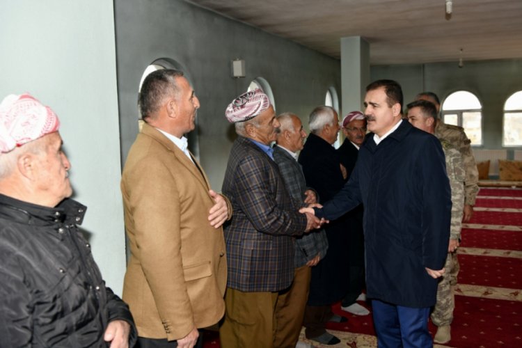 Vali Akbıyık'tan PKK katliamının yıl d&ouml;n&uuml;m&uuml;nde İkiyaka'ya ziyaret