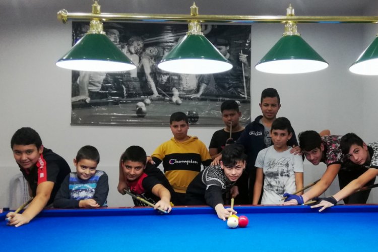 Zeytink&ouml;yl&uuml; gen&ccedil;ler bilardo &ouml;ğreniyor