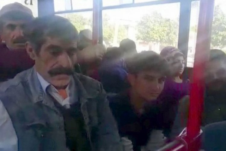 Balık istifi yolcu taşımak i&ccedil;in koltukları s&ouml;k&uuml;p tabure koymuşlar