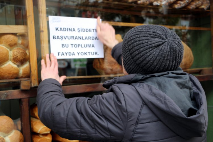 D&uuml;kkan camlarına, kadına şiddete karşı yazılar astılar