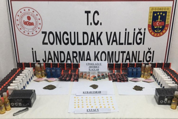 Jandarmanın durdurduğu ara&ccedil;tan cinsel g&uuml;&ccedil; artırıcı &uuml;r&uuml;nler ele ge&ccedil;irildi