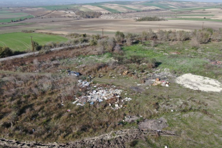 B&uuml;y&uuml;k&ccedil;ekmece ve Arnavutk&ouml;y'deki tarım alanlarını moloz ve &ccedil;&ouml;ple doldurdular