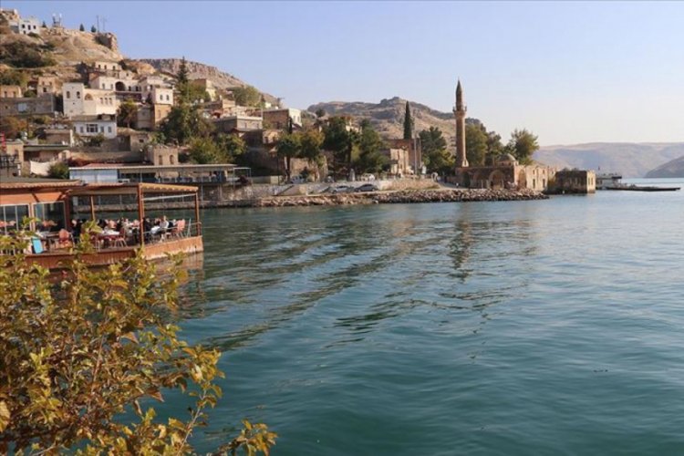 'Sakin şehir' Halfeti sonbaharda ziyaret&ccedil;ilerini b&uuml;y&uuml;l&uuml;yor