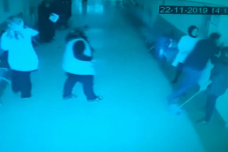 Eşine bağırdığını iddia ettiği doktorun odasını fır&ccedil;ayla bastı