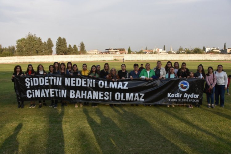 Kanlı kefen giyip kadına şiddete tepki g&ouml;sterdiler