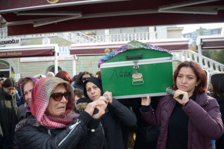 Eski eşinin satırla &ouml;ld&uuml;rd&uuml;ğ&uuml; Ayşe'nin tabutuna kadınlar omuz verdi