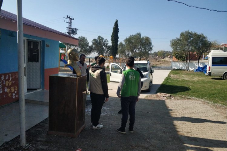 &Ouml;ğretmenler G&uuml;n&uuml;nde k&ouml;y okulunu boyadılar