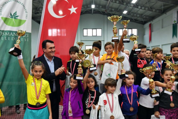 Bursa'da minik tenis&ccedil;iler profesyonelleri aratmadı
