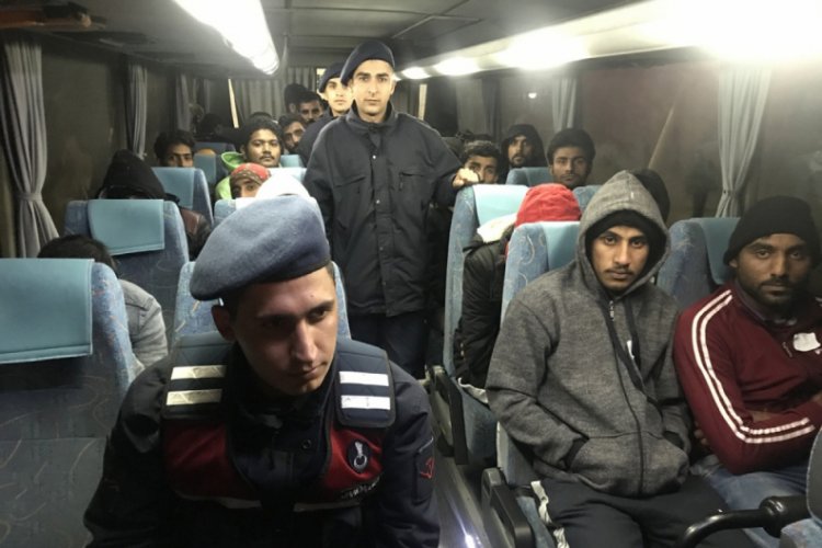Afyonkarahisar'da 17 ka&ccedil;ak g&ouml;&ccedil;men yakalandı