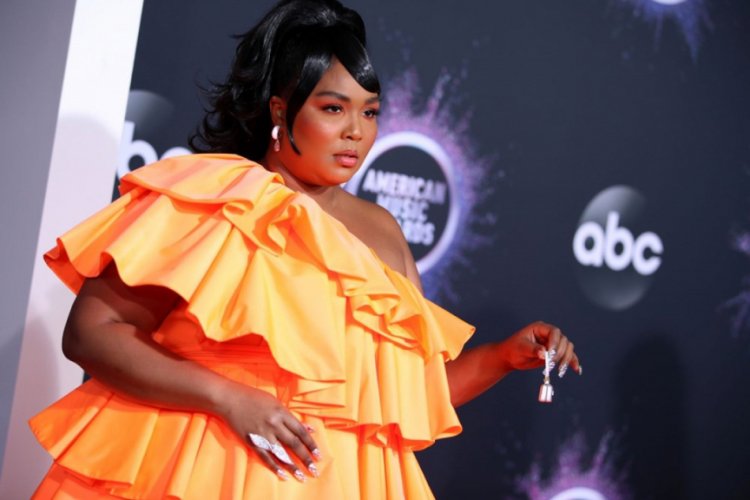 Lizzo mikro &ccedil;antasıyla Amerikan M&uuml;zik &Ouml;d&uuml;lleri'nde