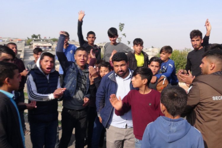 &Ouml;ğrenci kazada yaralandı, veliler yolu kapatarak &uuml;st ge&ccedil;it istedi