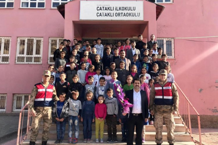 Jandarma ekipleri servisleri denetledi, &ouml;ğretmenleri ziyaret etti