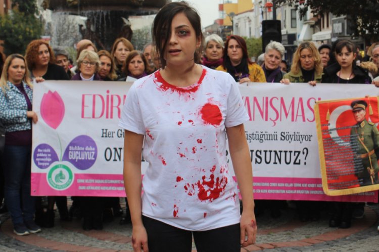 Kadına şiddet tiyatrosu ağlattı