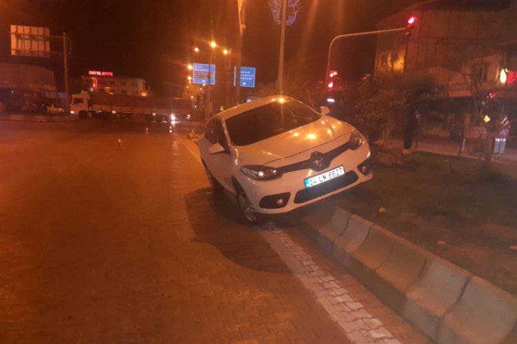 Virajı alamayan otomobil ref&uuml;je &ccedil;ıktı