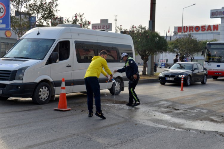 Kamyonet &ccedil;arptı, otomobil ezdi