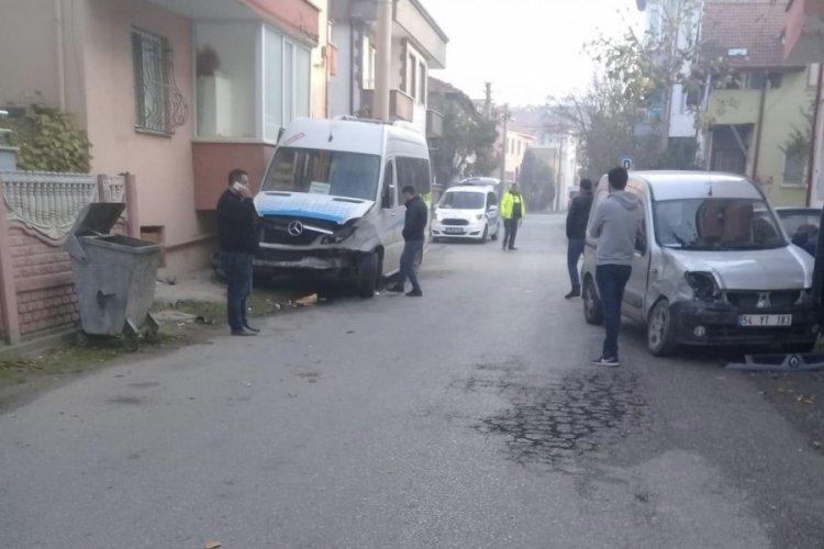 Hafif ticari ara&ccedil; ile yolcu minib&uuml;s&uuml; &ccedil;arpıştı