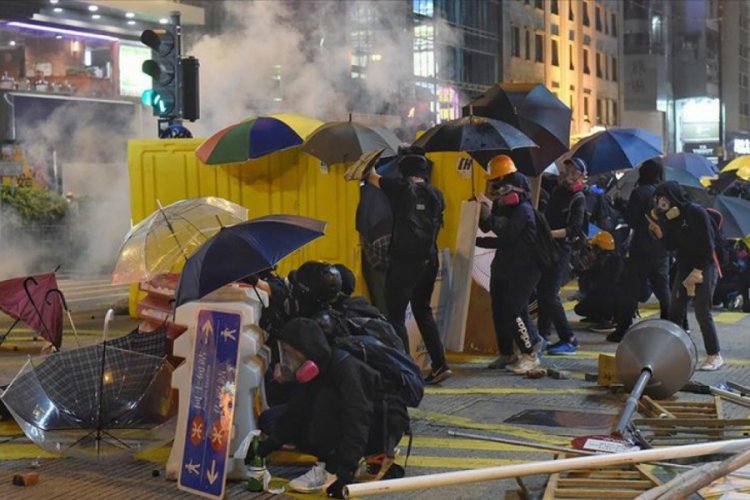 Hong Kong'da yeni se&ccedil;ilen belediye meclisi &uuml;yelerinden protestoculara destek