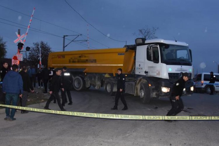 Kazada yaralanan kadının yakınları &ouml;nce kamyonu taşladı sonra arbede &ccedil;ıkardı