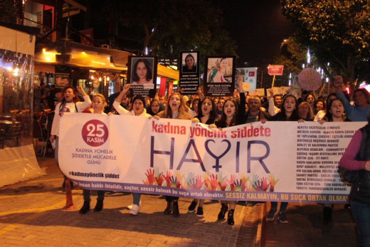 Y&uuml;zlerce kişi 'kadına şiddet'e karşı y&uuml;r&uuml;d&uuml;