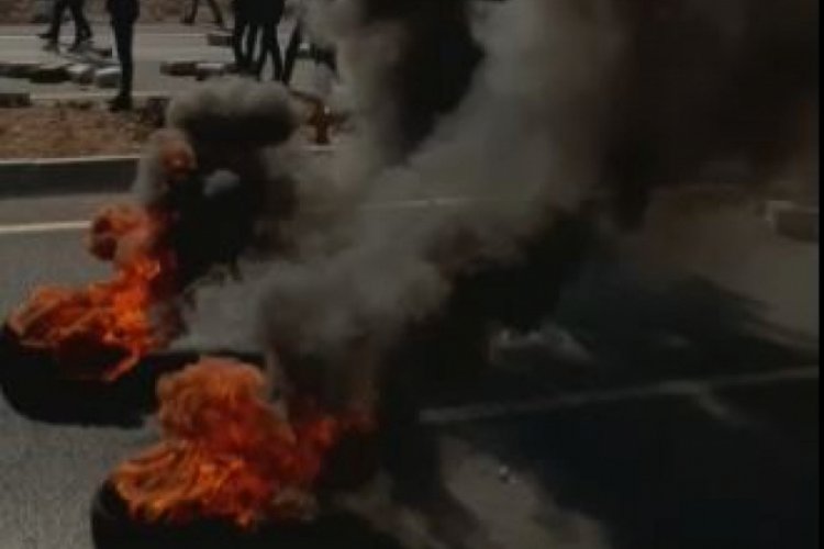 &Ouml;ğrenciler lastik yakıp yol kapattı