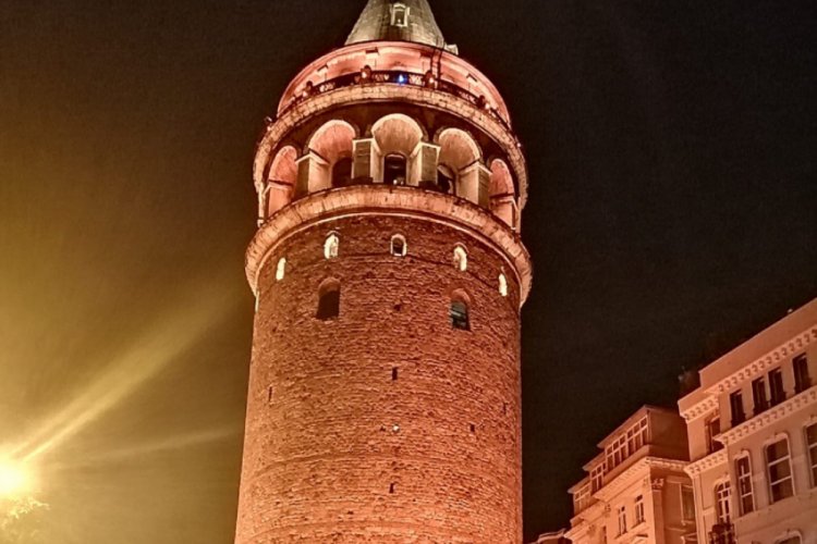 Kadına y&ouml;nelik şiddete "Dur" demek i&ccedil;in İstanbul turuncuya b&uuml;r&uuml;nd&uuml;