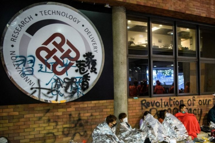 Hong Kong'da &uuml;niversite işgali s&uuml;r&uuml;yor
