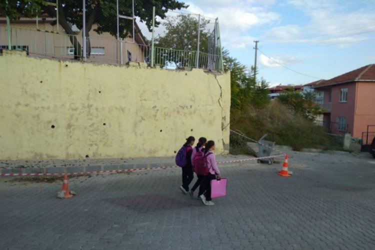 Okul duvarındaki &ccedil;atlak mahalleliyi tedirgin etti