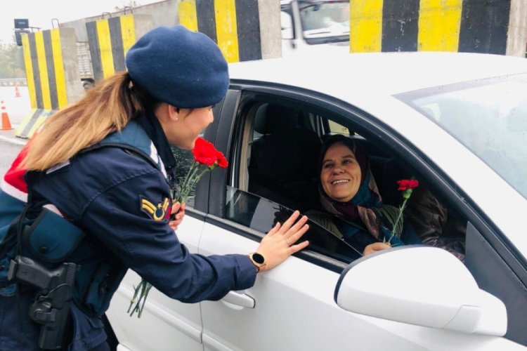 Jandarmadan kadın s&uuml;r&uuml;c&uuml;lere karanfil