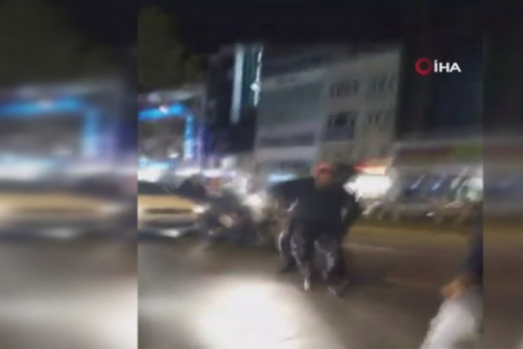 Otomobil s&uuml;r&uuml;c&uuml;s&uuml; ile motosiklet s&uuml;r&uuml;c&uuml;s&uuml; arasında yol kavgası